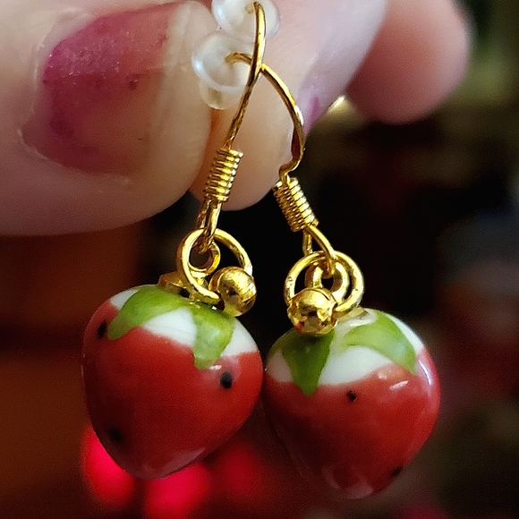 Handmade glass bead, ceramic strawberry charm bracelet w/ matching earrings. - Picture 3 of 8